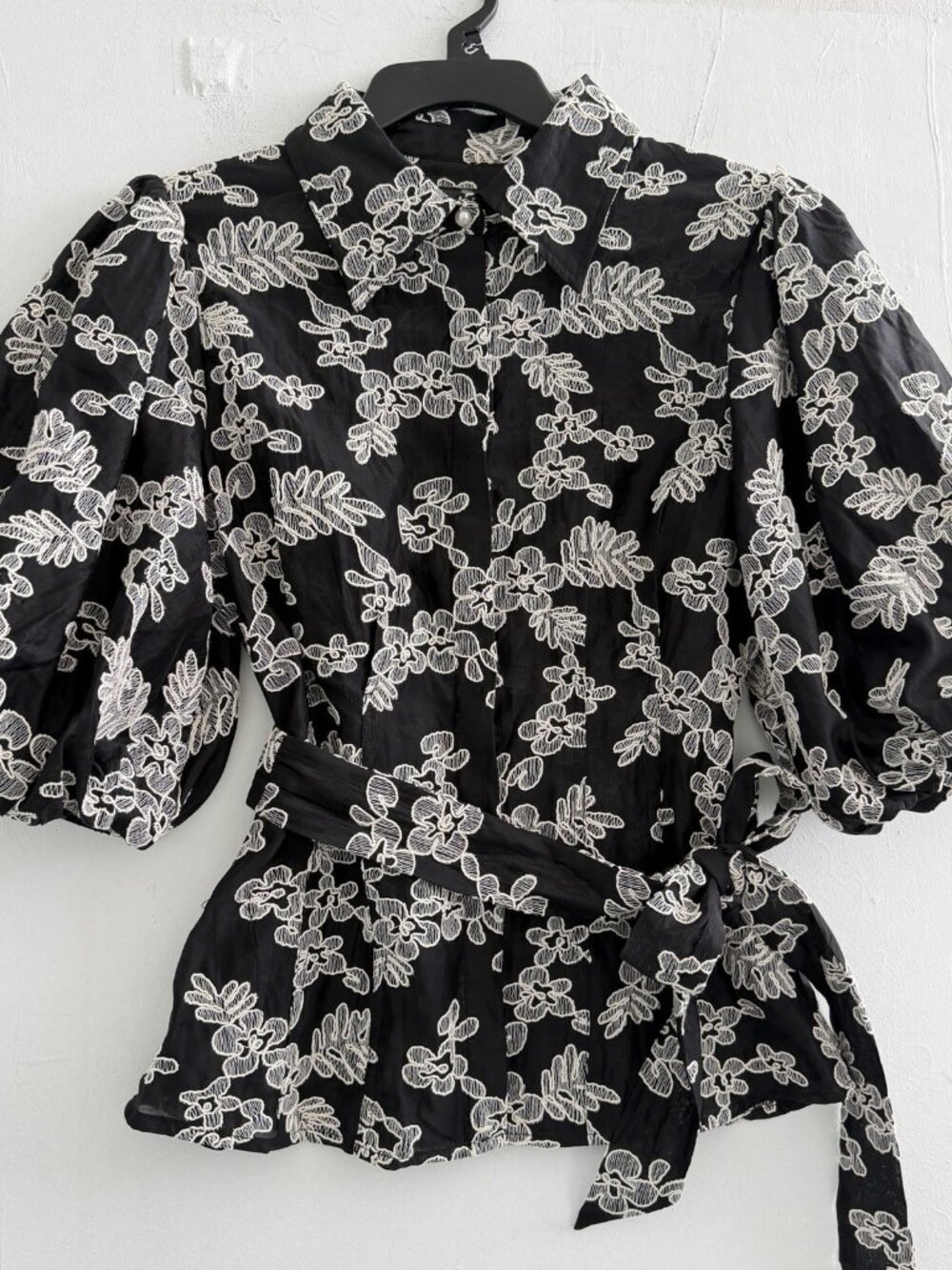 NWOT Gracia Black Floral Embroidered Puff Sleeve Blouse Top Medium